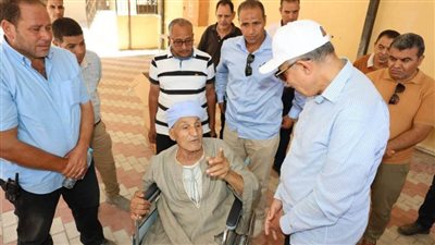 خلال جولته بقرية الجزائر بسمالوط  محافظ المنيا يسلّم كرسيًا كهربائيًا 
