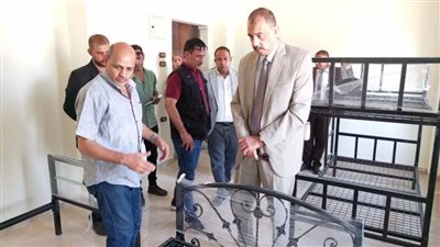 محافظ سوهاج يتفقد معرض تسويق المنتجات الحرفية بحي الكوثر