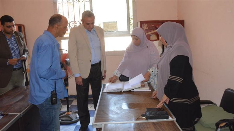 محافظ الغربية بقرية