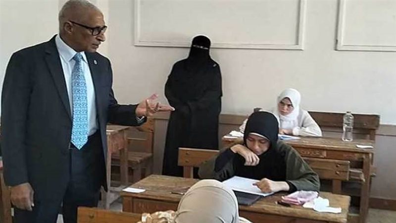 الطلاب يؤدون الامتحان