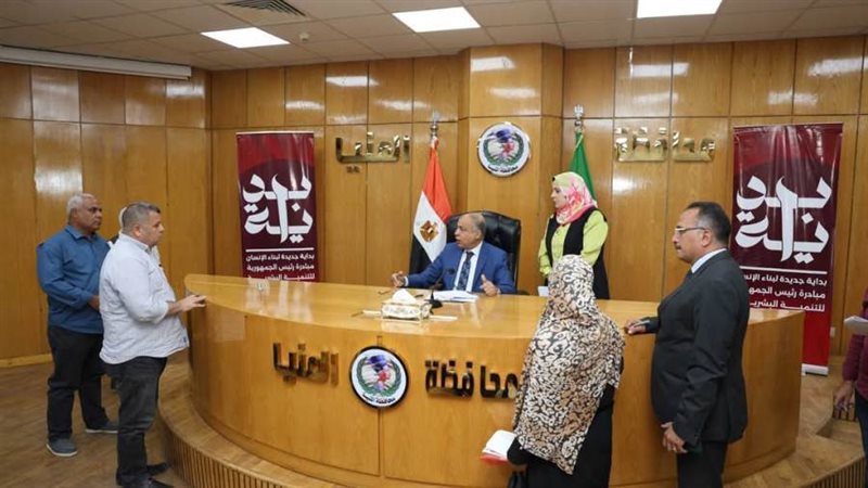 محافظ المنيا خلال