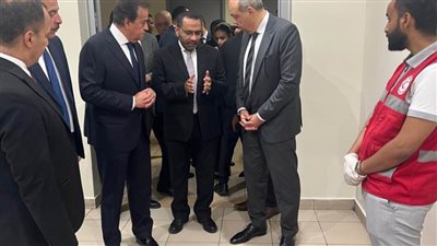 وزير الصحة ووزير الطيران يتفقدان عيادات الحجر الصحي وأجهزة إزالة الرجفان القلبي بمطار القاهرة