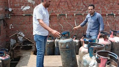 ضبط صاحبي محطة وقود ومستودع غاز لبيعهما 51 ألف لتر سولار و1200 أسطوانة غاز بالسوق السوداء 