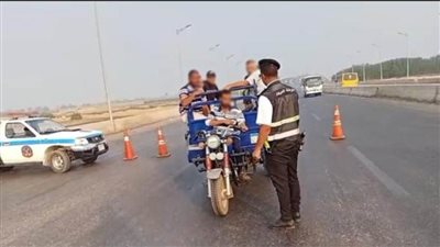 ضبط تروسيكلات ودراجات وسيارات مخالفة في حملة مرورية بمحور عدلي منصور ببني سويف 