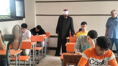 طلاب العلمي بالشهادة الثانوية الأزهرية يؤدون امتحان مادة الأحياء في أجواء مستقرة