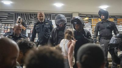 إسرائيل: اعتقال متظاهرين قرب مقر قيادة الجيش في تل أبيب