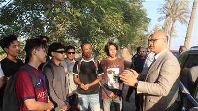 محافظ القليوبية يلتقي سائحين أجانب في القناطر الخيرية