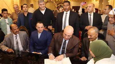 محافظ بني سويف شاهدًا على عقد قران أخت الشهيد عمرو محمد
