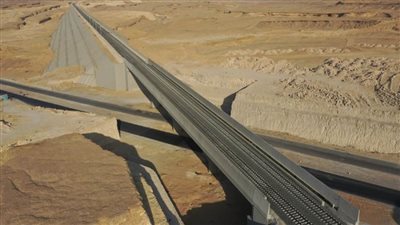 النقل: تركيب قضبان السكك على كباري ومسار الخط الأول للقطار السريع 