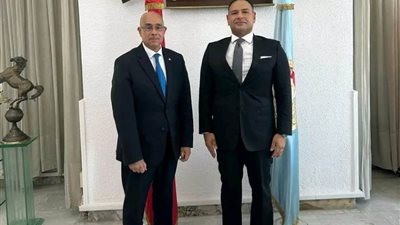 سفير مصر بتونس يبحث مع وزير الدفاع التونسي تعزيز التعاون بين البلدين
