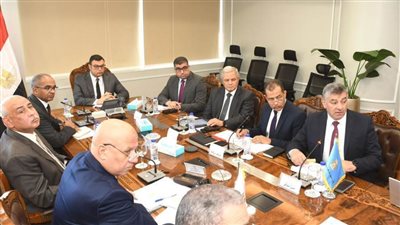 وزير الإسكان يتابع مشروعات مياه الشرب والصرف الصحي ضمن 