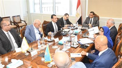 وزير الإسكان يعقد اجتماعا لمتابعة إنشاء وحدتي