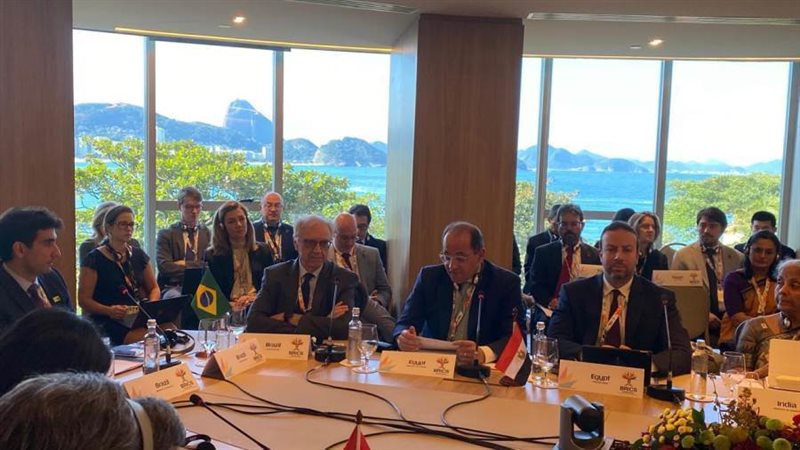 وزير المالية خلال