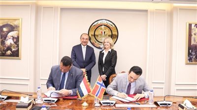  وزير قطاع الأعمال وسفيرة النرويج يشهدان توقيع اتفاق بين 