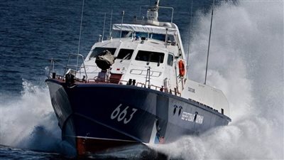 زورقان مسيران يستهدفان سفينة تجارية يونانية بالبحر الأحمر