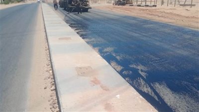 استكمال أعمال رصف طريق 