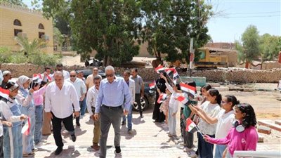 محافظ أسوان يطمئن على منظومة العمل بالمركز التكنولوجي بقرية الطوناب بإدفو