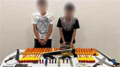 ضبط عنصرين جنائيين بالسويس وبحوزتهما عدد من الأسلحة والألعاب النارية بقصد الإتجار