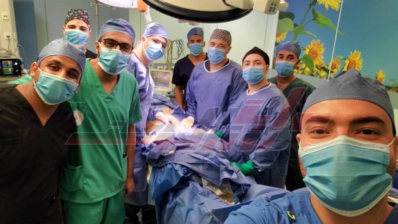 طاقم الأطباء داخل