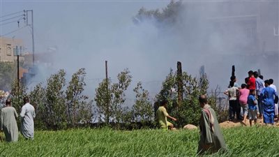 السيطرة على حريق اندلع في مخزن خردة بأسيوط  (صور)