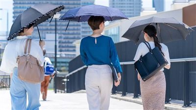 اليابان تُلزم الشركات باتخاذ تدابير لحماية العمال من ضربات الشمس وسط تصاعد وفيات الصيف