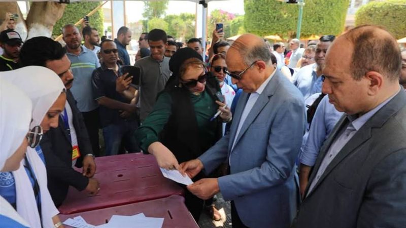 محافظ المنيا خلال