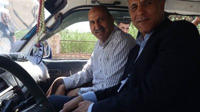 سكرتير بنى سويف يستقل سرفيسًا بمجمع المواقف الجديد لمتابعة الالتزام بخطوط السير والتعريفة