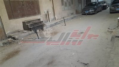 مواطنون يستولون على الطريق العام بوضع حواجز حديدية لحجز أماكن السيارات