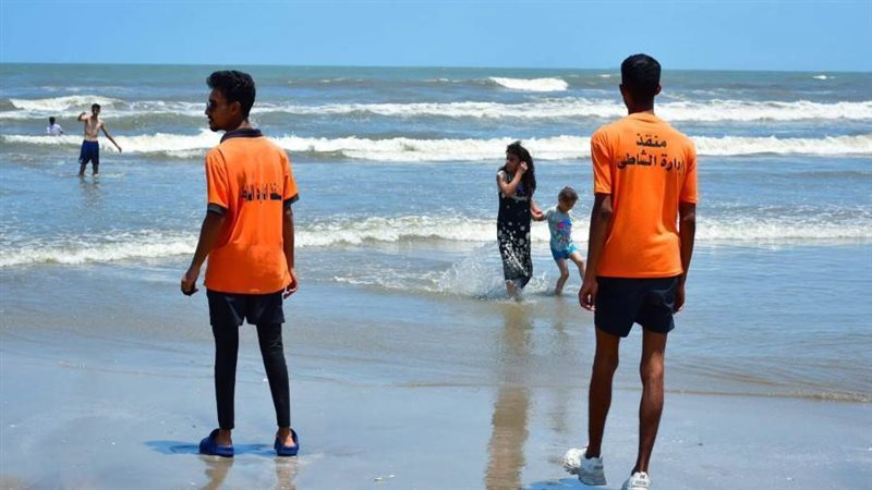 المنقذون علي شاطئ