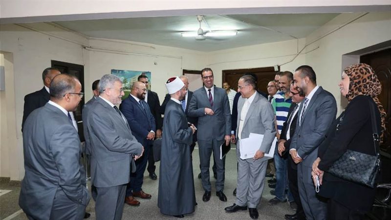 وزير الأوقاف مع العاملين
