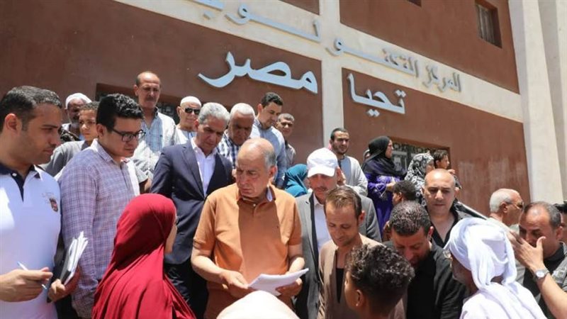 محافظ المنيا خلال