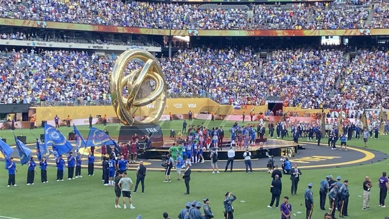 ترامب يسلم ميداليات