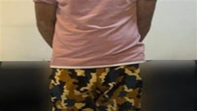 كشف ملابسات تداول فيديو يظهر خلاله شخص ممسكًا بسلاح أبيض والتلويح به