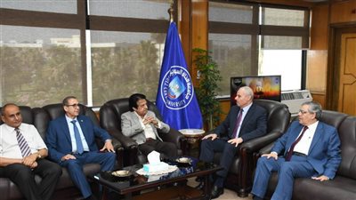 لجنة قطاع الآداب تتفقد المعهد الأفروآسيوي للدراسات العليا بجامعة قناة السويس وتُشيد بالإمكانيات الأكاديمية والبحثية