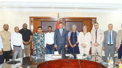 وزير الزراعة يبحث مع وفد النقابة العامة للعاملين بالبنوك والتأمينات بجنوب أفريقيا سبل التعاون المشترك
