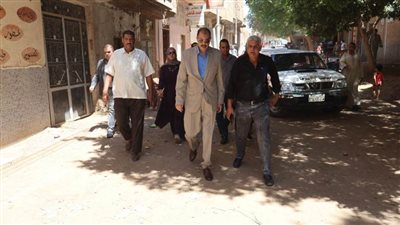 محافظ سوهاج يتفقد مستوى الخدمات المقدمة للمواطنين والوضع العام بقرية 