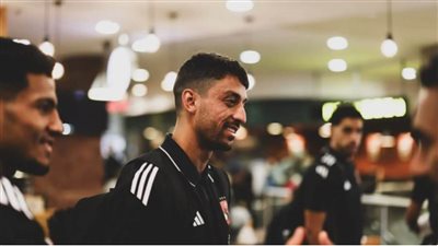 توافد لاعبي الأهلي على مطار القاهرة استعداداً للسفر إلى تونس