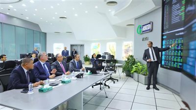 وزير البترول والثروة المعدنية يتابع من مركز التحكم ضخ الغاز لمحطات الكهرباء والصناعة 