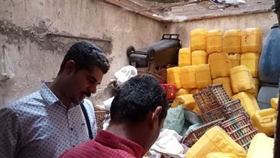 ضبط مخزن غير مرخص لتجميع زيوت طعام مستعملة ومجهولة المصدر بحي شرق أسيوط