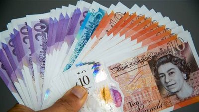 الجنيه الإسترليني يرتفع مقابل الدولار الأمريكي وينخفض مقابل اليورو