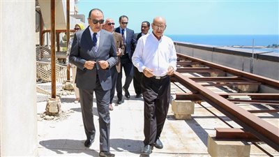 وزير قطاع الأعمال العام يجري جولة تفقدية لمبنى 