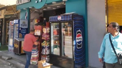 نائب محافظ أسوان يقود حملة لإزالة 141 حالة إشغال وغلق وتشميع 32 محلًا ومقهًا مخالفًا