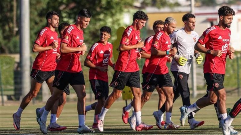لاعبو الأهلي في التدريبات