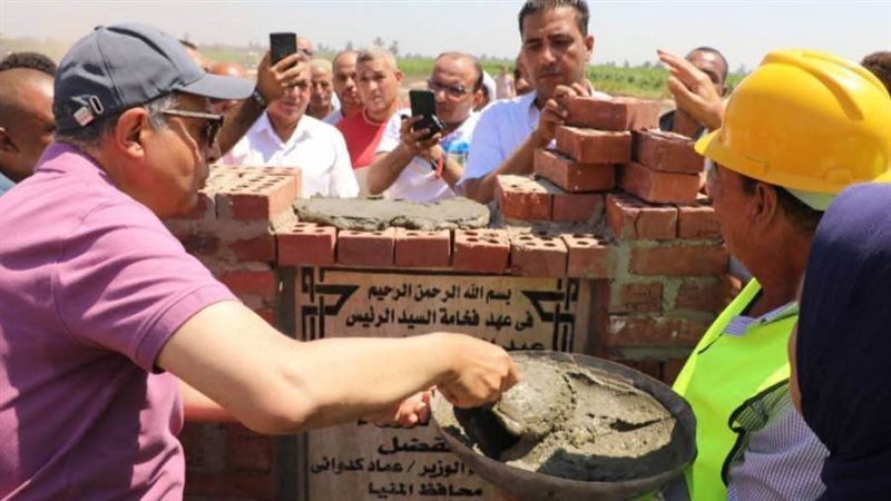 محافظ المنيا خلال