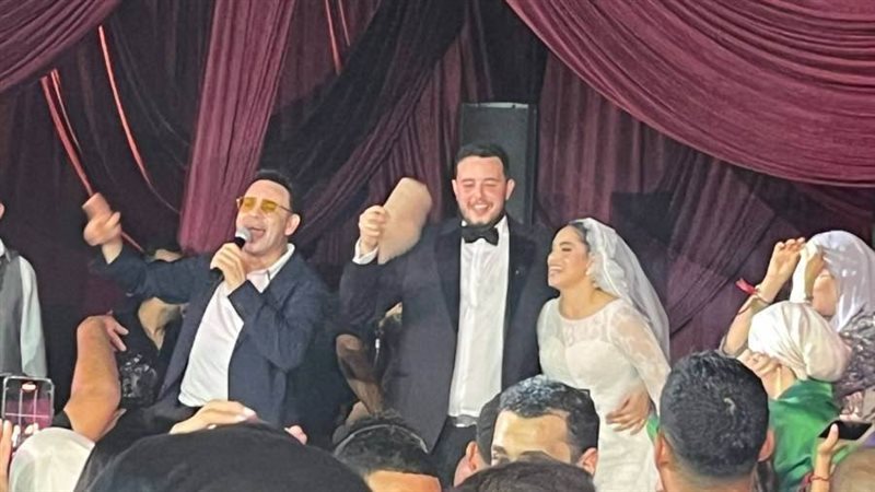 مصطفي قمر يغني للعروسين