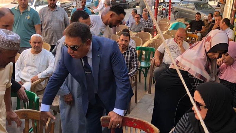 محافظ الدقهلية أثناء