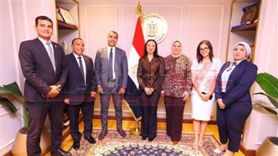 وزيرة التضامن الاجتماعي تكرم الإدارة العامة للعلاقات العامة والمراسم بالوزارة