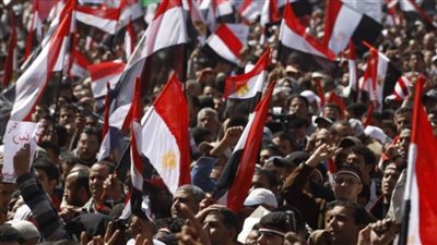 مثقفون: إرادة الشعب المصري تتجلى دائما وقت الأزمات مع مؤسساته الوطنية