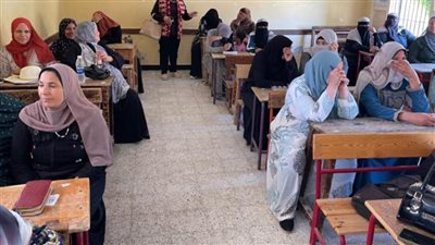 طلاب جامعة دمنهور يشاركون في محو أمية 160 مواطنًا بحوش عيسى     