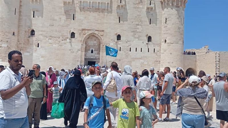 آلاف المواطنين والسياح